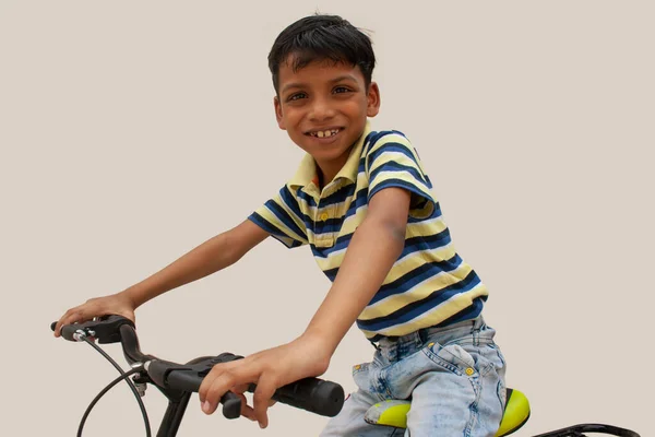 Biciklin Ülő Magabiztos Fiú Portréja — Stock Fotó