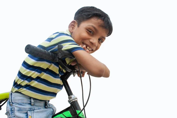 Biciklin Ülő Magabiztos Fiú Portréja — Stock Fotó