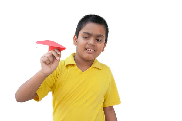 Αγόρι Που Παίζει Χάρτινο Αεροπλάνο Και Χαμογελάει — Φωτογραφία Αρχείου