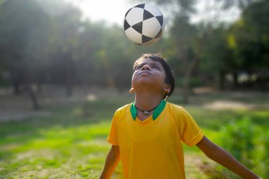 Futbola giden çocuğun portresi