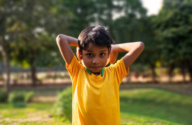 Futbol oynayan bir gencin portresi