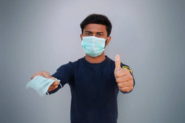 Jeune Garçon Portant Masque Protecteur Offrant Masque Facial Contre Coronavirus — Photo