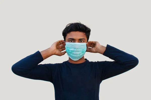 Surto Coronavírus Jovem Menino Colocando Uma Máscara Descartável Médica Para — Fotografia de Stock