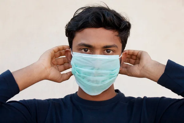 肠病毒爆发 小男孩戴上医用一次性口罩 以避免感染病毒 — 图库照片