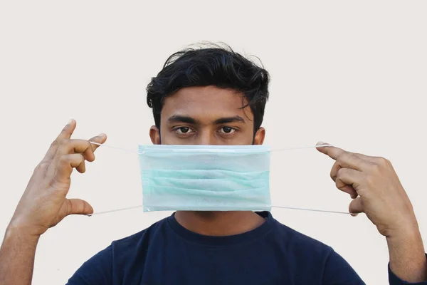 少年使用医疗防护面罩保护健康 防止感染科罗纳病毒 — 图库照片