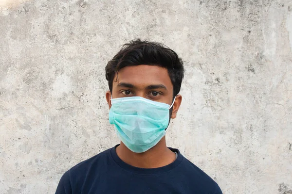 Jeune Garçon Priant Avec Masque Protecteur Contre Coronavirus — Photo