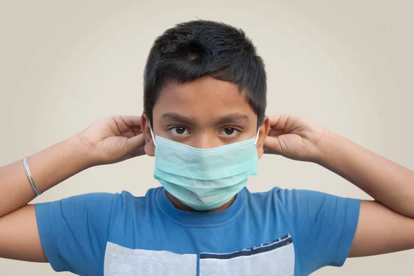 Surto Coronavírus Menino Vestindo Uma Máscara Descartável Médica Para Evitar — Fotografia de Stock