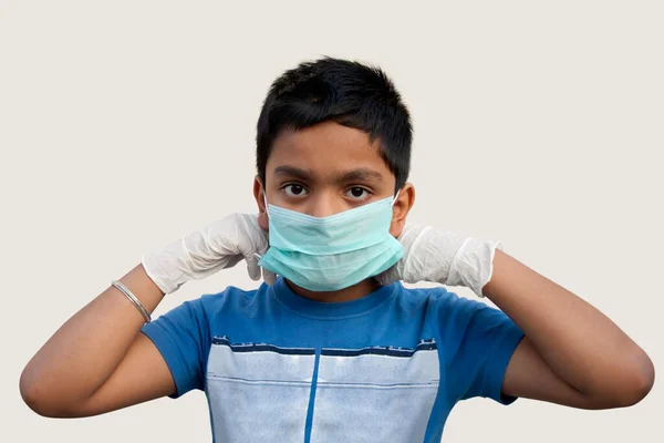 Surto Coronavírus Menino Usando Luva Borracha Colocando Uma Máscara Descartável — Fotografia de Stock