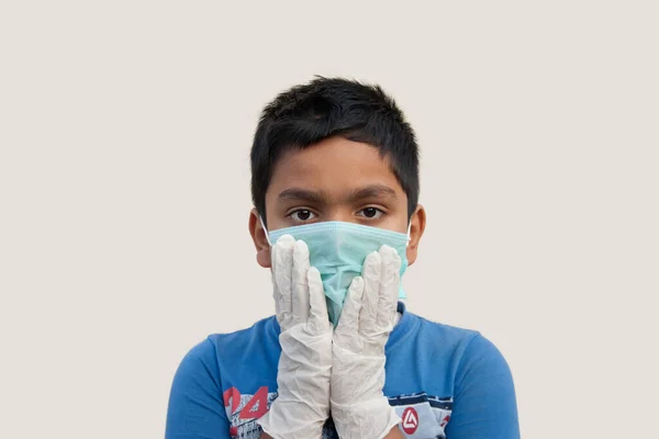 Niño Usando Guante Goma Poniéndose Máscara Protectora — Foto de Stock