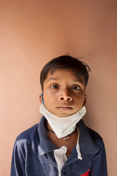 Coronavirus Légszennyezés Pm2 Koncepció Indiai Fiú Maszkot Visel Koronavírus Kitörésének — Stock Fotó