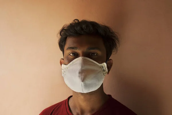 印度小男孩用防污染面罩盖住她的脸 以防止感染病毒 — 图库照片