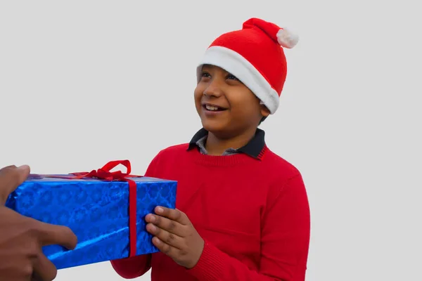 Młody Chłopiec Uśmiecha Się Swoim Prezentem Świątecznym — Zdjęcie stockowe