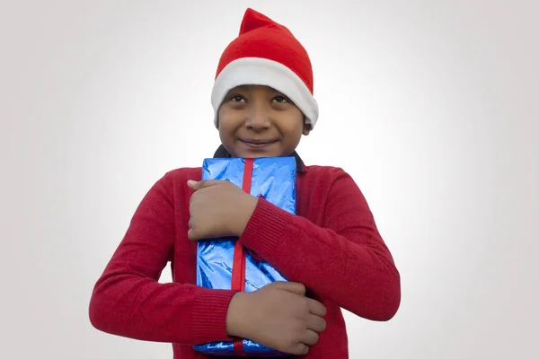 Szczęśliwy Młody Chłopiec Trzyma Prezent Świąteczny — Zdjęcie stockowe