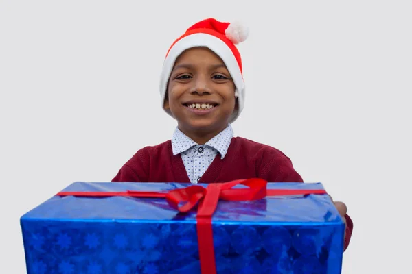 Młody Chłopiec Uśmiecha Się Swoim Prezentem Świątecznym — Zdjęcie stockowe