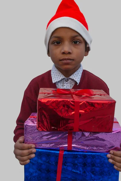 Młody Chłopiec Gospodarstwa Boże Narodzenie Prezent — Zdjęcie stockowe