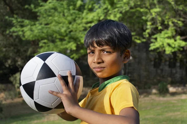 Mladý Chlapec Drží Fotbalový Míč — Stock fotografie