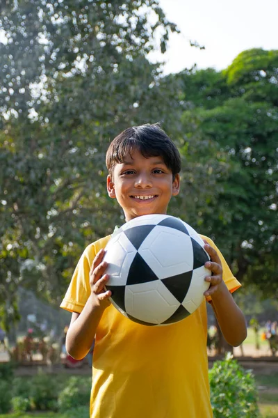 Mladý Chlapec Drží Fotbalový Míč — Stock fotografie
