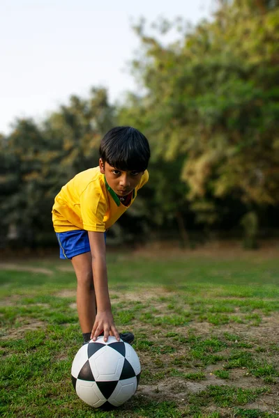 Mladý Chlapec Sedí Zemi Fotbalem — Stock fotografie