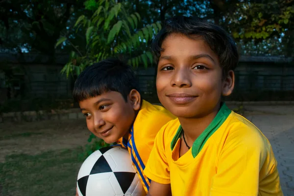 Två Indian Pojke Sitter Marken Med Fotboll — Stockfoto