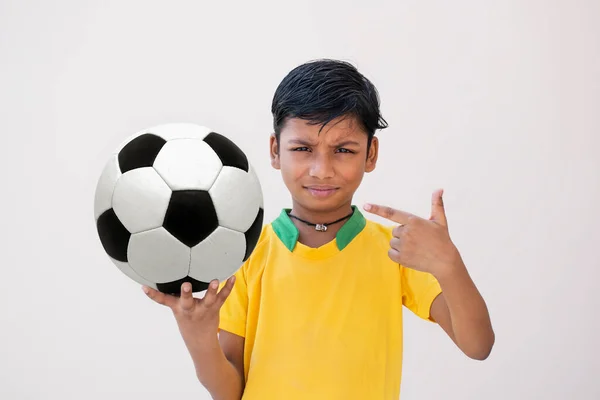 Mladý Chlapec Ukazující Fotbalový Míč — Stock fotografie