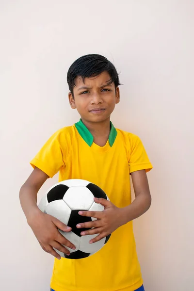 Νεαρό Αγόρι Που Κρατά Μπάλα Ποδοσφαίρου — Φωτογραφία Αρχείου
