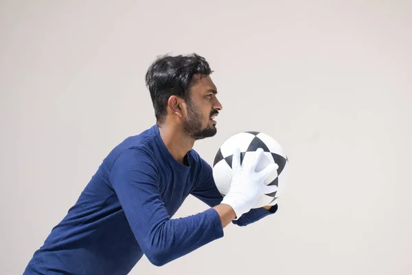 Indyjski Bramkarz Gra Piłkę Nożną — Zdjęcie stockowe