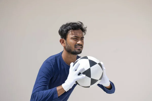 Indyjski Bramkarz Gra Piłkę Nożną — Zdjęcie stockowe