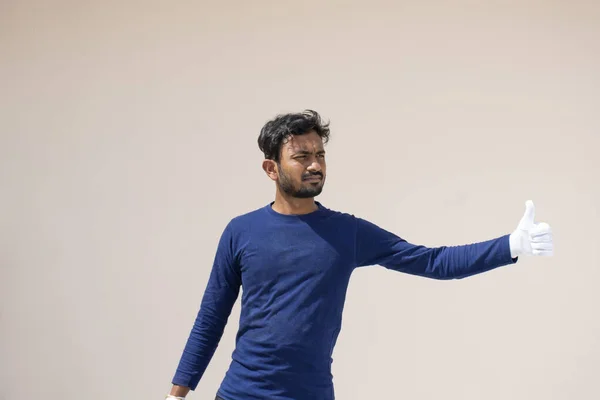 Portero Apuntando Una Pelota Fútbol — Foto de Stock