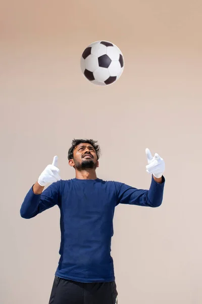 印度足球运动员踢足球 — 图库照片