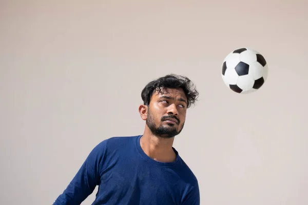 印度守门员领导足球的肖像 — 图库照片