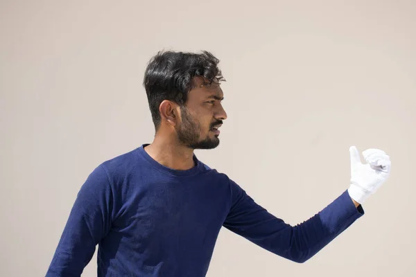 Bir kaleci futbol topunu işaret ediyor.