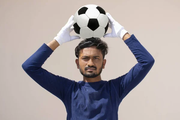 Futebolista Equilibrando Bola Futebol Sua Cabeça — Fotografia de Stock