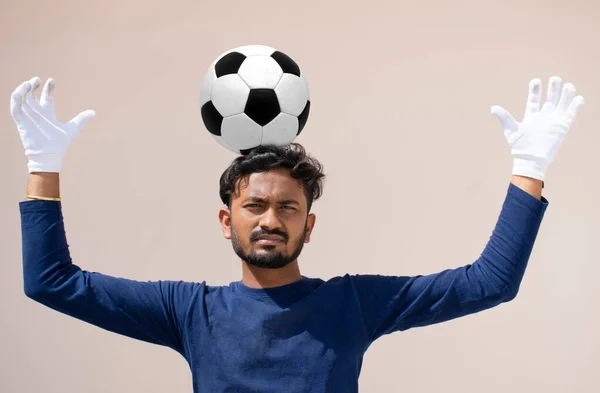 Futebolista Equilibrando Bola Futebol Sua Cabeça — Fotografia de Stock