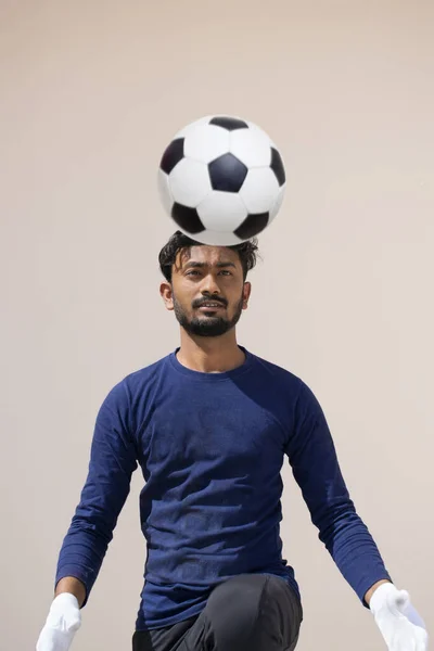 Indyjski Piłkarz Gra Piłkę Nożną — Zdjęcie stockowe