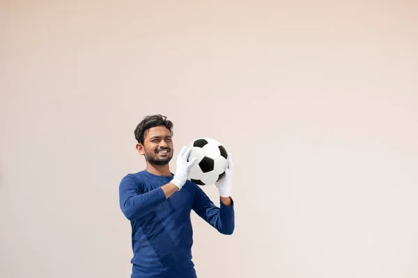 Hintli futbolcu Holding 'in futbol topu portresi