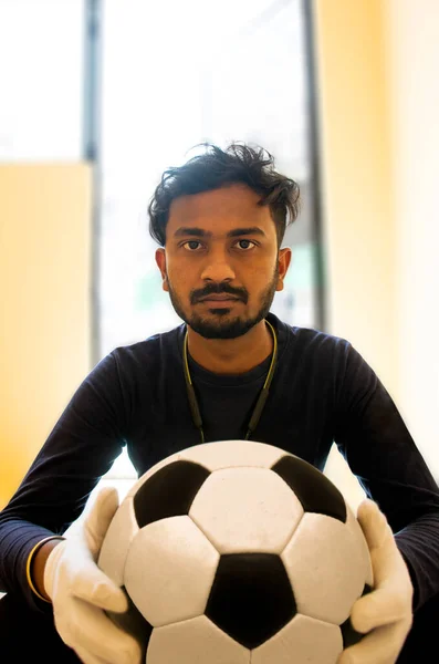 Retrato Del Futbolista Indio Sosteniendo Pelota Fútbol — Foto de Stock