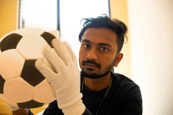 Πορτρέτο Του Ινδού Ποδοσφαιριστή Holding Μπάλα Ποδοσφαίρου — Φωτογραφία Αρχείου