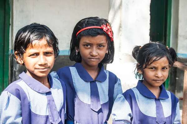 Hint Kırsal Okul Kızları Birlikte Duruyor