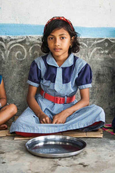 Indian Wiejskie School Girl Jedzenie Lunch — Zdjęcie stockowe