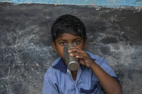 Indian Rural School Children Drinking Water — Stock Photo, Image