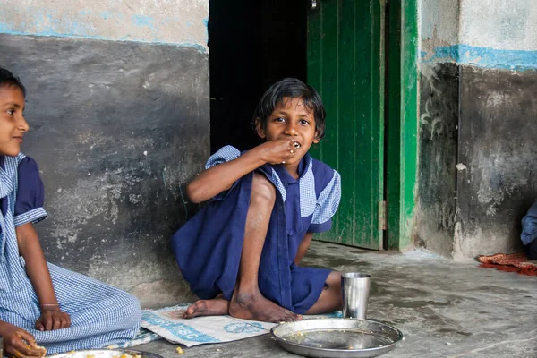 Indian Rural School Dzieci Jedzą Lunch Szkole — Zdjęcie stockowe