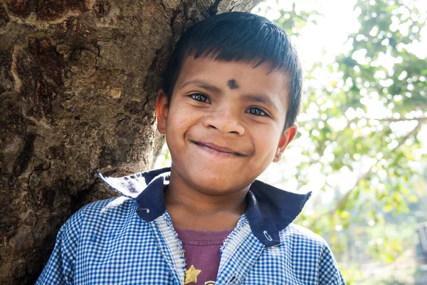 Okuldaki kırsal bir çocuğun portresi.