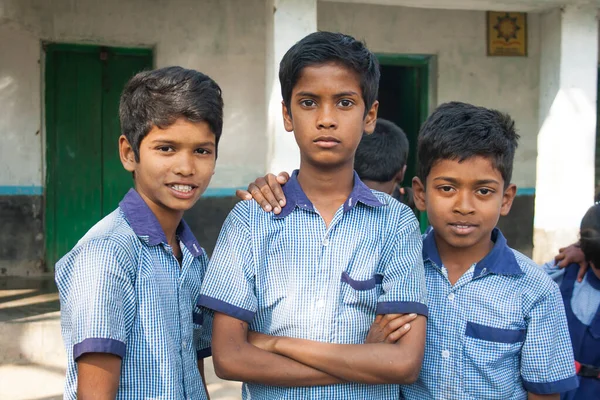 Indian Rural School Chłopców Studentów Stojących Razem — Zdjęcie stockowe