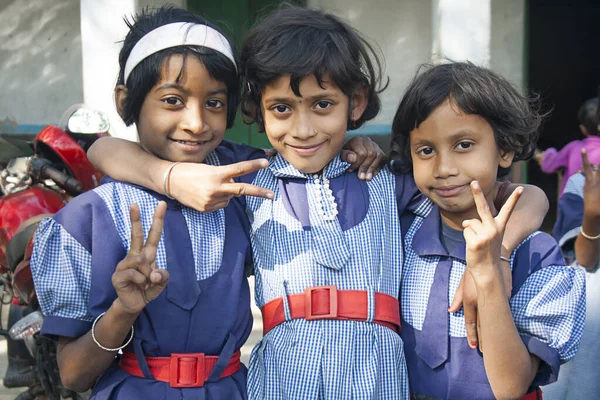 Indian Rural School Girls Studenci Wyświetlanie Znak — Zdjęcie stockowe
