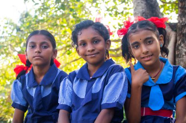 Okuldaki bir grup mutlu Hintli kırsal okul kızı