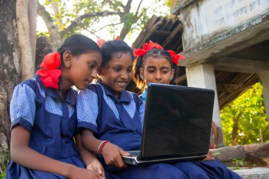Hindistan köyü devlet okulu kızları Hindistan 'ın kırsal kesiminde dizüstü bilgisayar sistemi kullanıyor.