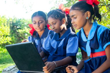 Hindistan köyü devlet okulu kızları Hindistan 'ın kırsal kesiminde dizüstü bilgisayar sistemi kullanıyor.