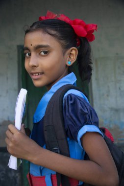 Okulda elinde not defteri tutan Hintli Kırsal Okul Kızı