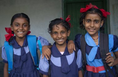 Gülümseyen Üç Hintli Kırsal Okul Kızı Okul üniforması giyiyor Okulda duruyor