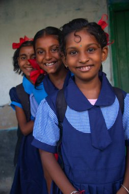 Gülümseyen Üç Hintli Kırsal Okul Kızı Okul üniforması giyiyor Okulda duruyor